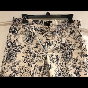 H&M White pullon jeggings with navy floral pattern